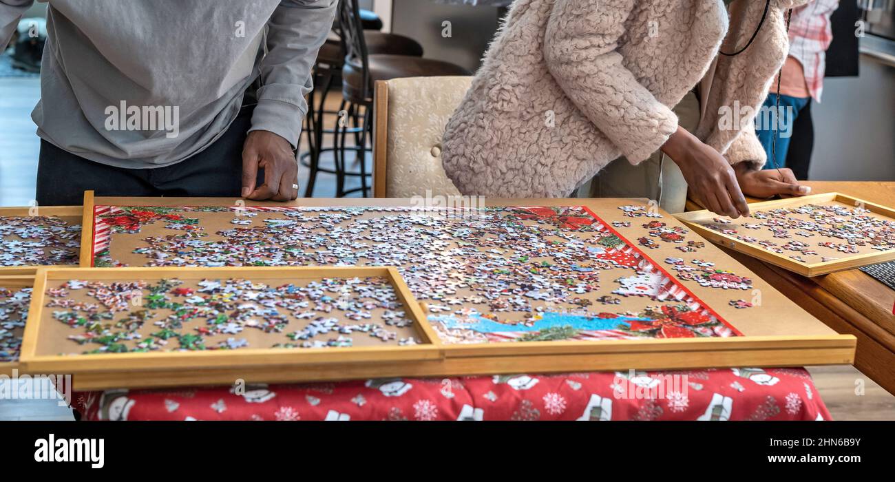 Afroamerikanisches Paar löst ein Puzzle. Stockfoto