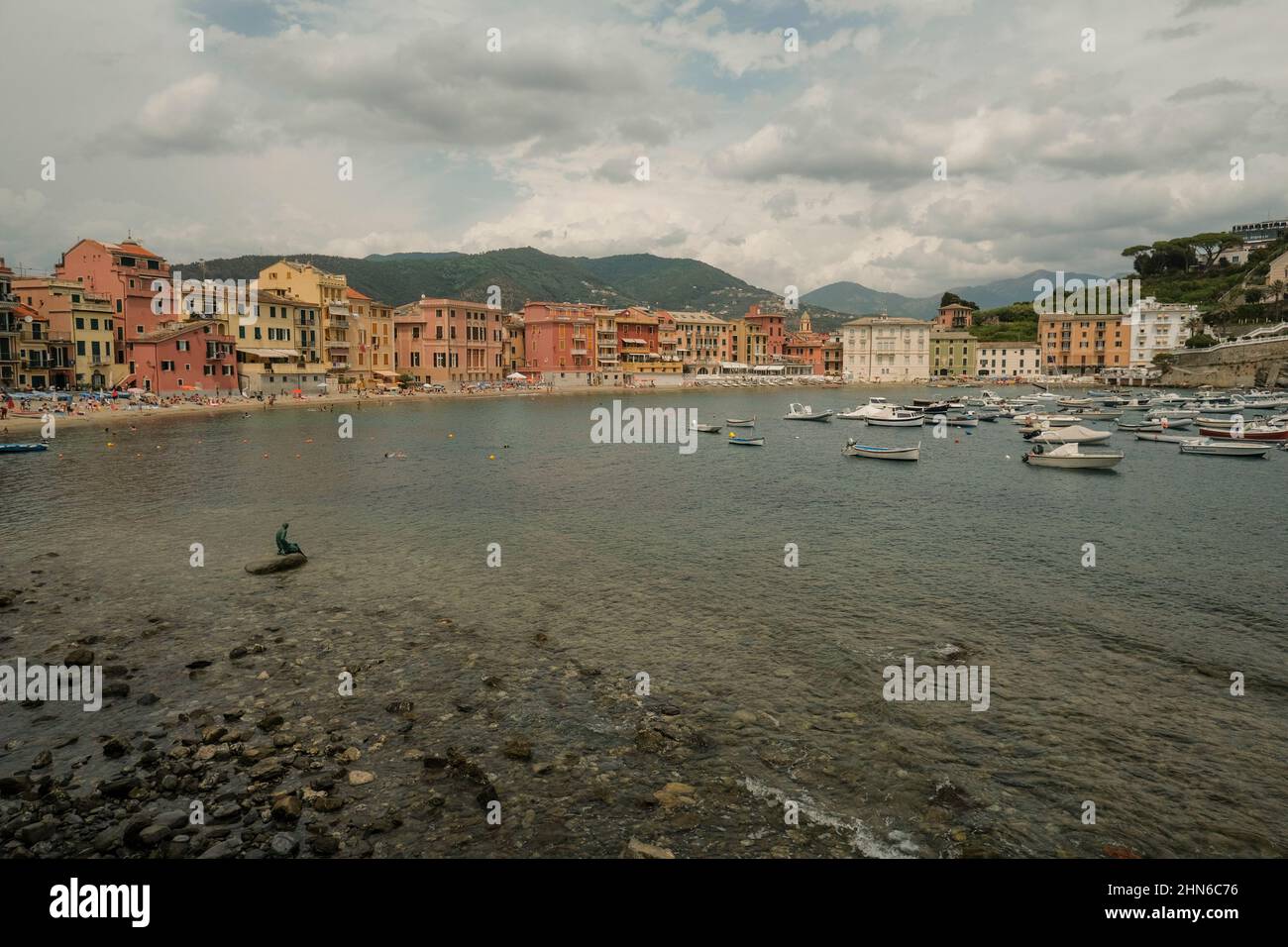Panoramasicht auf die Bucht der Stille in Sestri Levante, Ligurien, Italien über die bunten Häuser, Berge und Küste Stockfoto