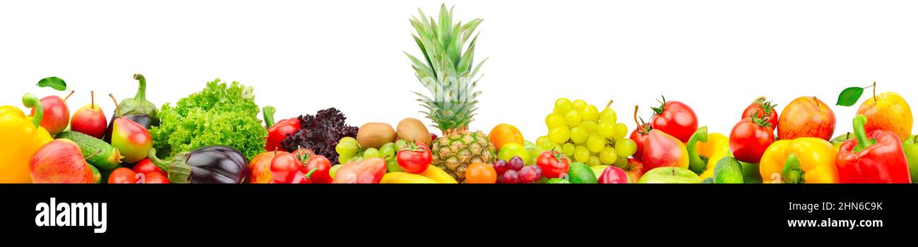 Frisches Obst und Gemüse mit großer Ananas isoliert auf weißem Hintergrund. Stockfoto