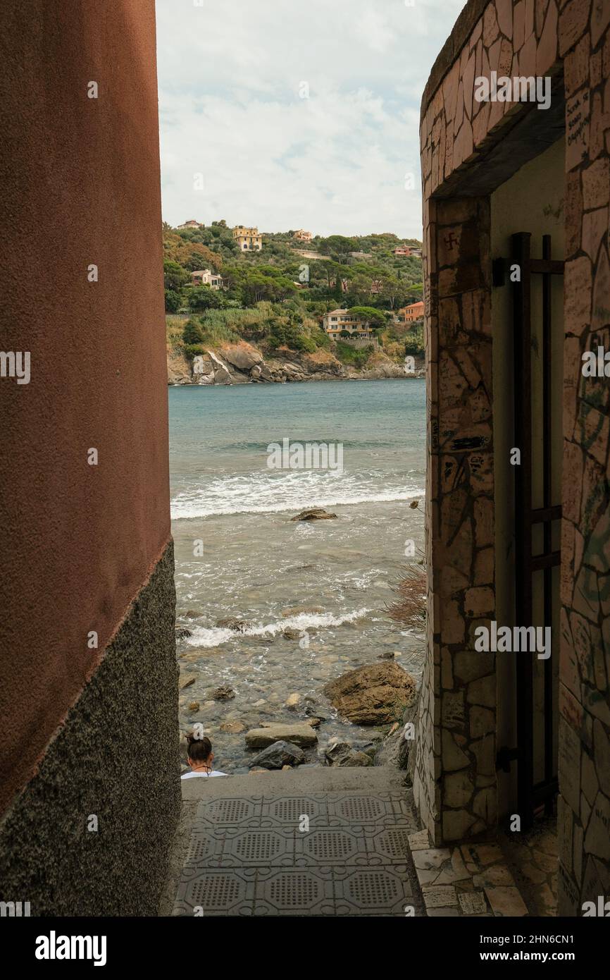 Juli 2021 Sestri Levante, Italien: Geheimer Blick auf die Küste der baia di Silenzio, die Bucht des Silence, die die Stadtmauern überragt. Reiseziel Stockfoto