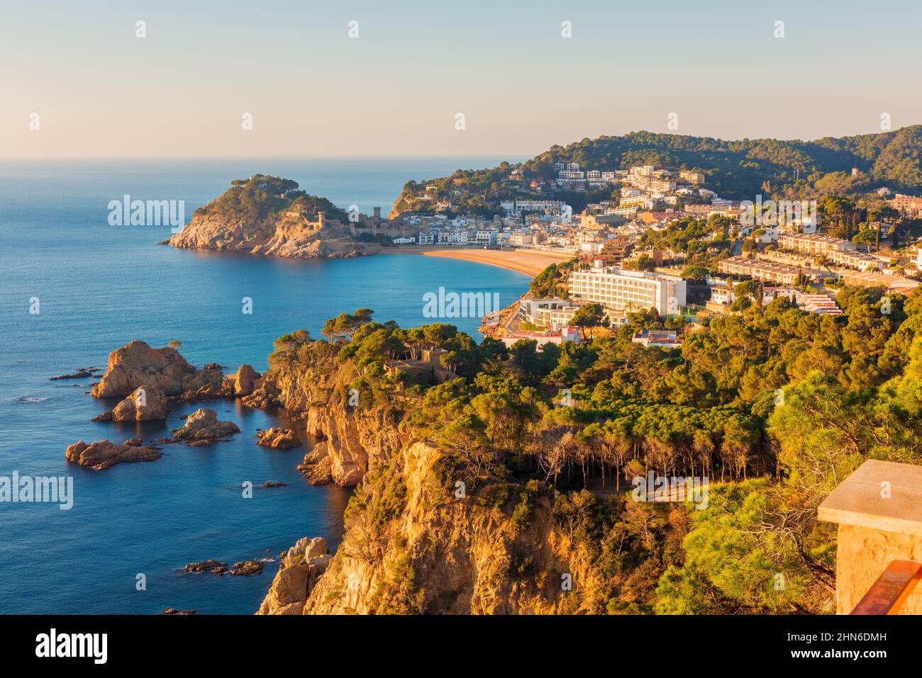 Hochwinkel Blick auf die Küstenstadt Tossa de Mar, Provinz Gerona, Katalonien, Spanien Stockfoto