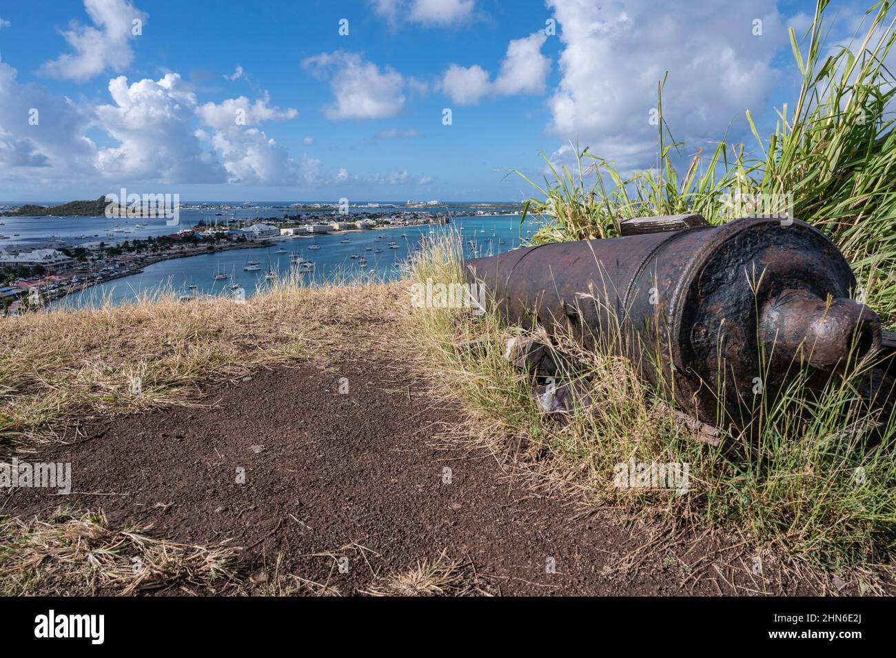 Ein historischer Kanon von Fort Louis, errichtet von Frankreich, um die Hauptstadt seines französischen Teils von Saint-Martin / Sint Maarten zu schützen Stockfoto