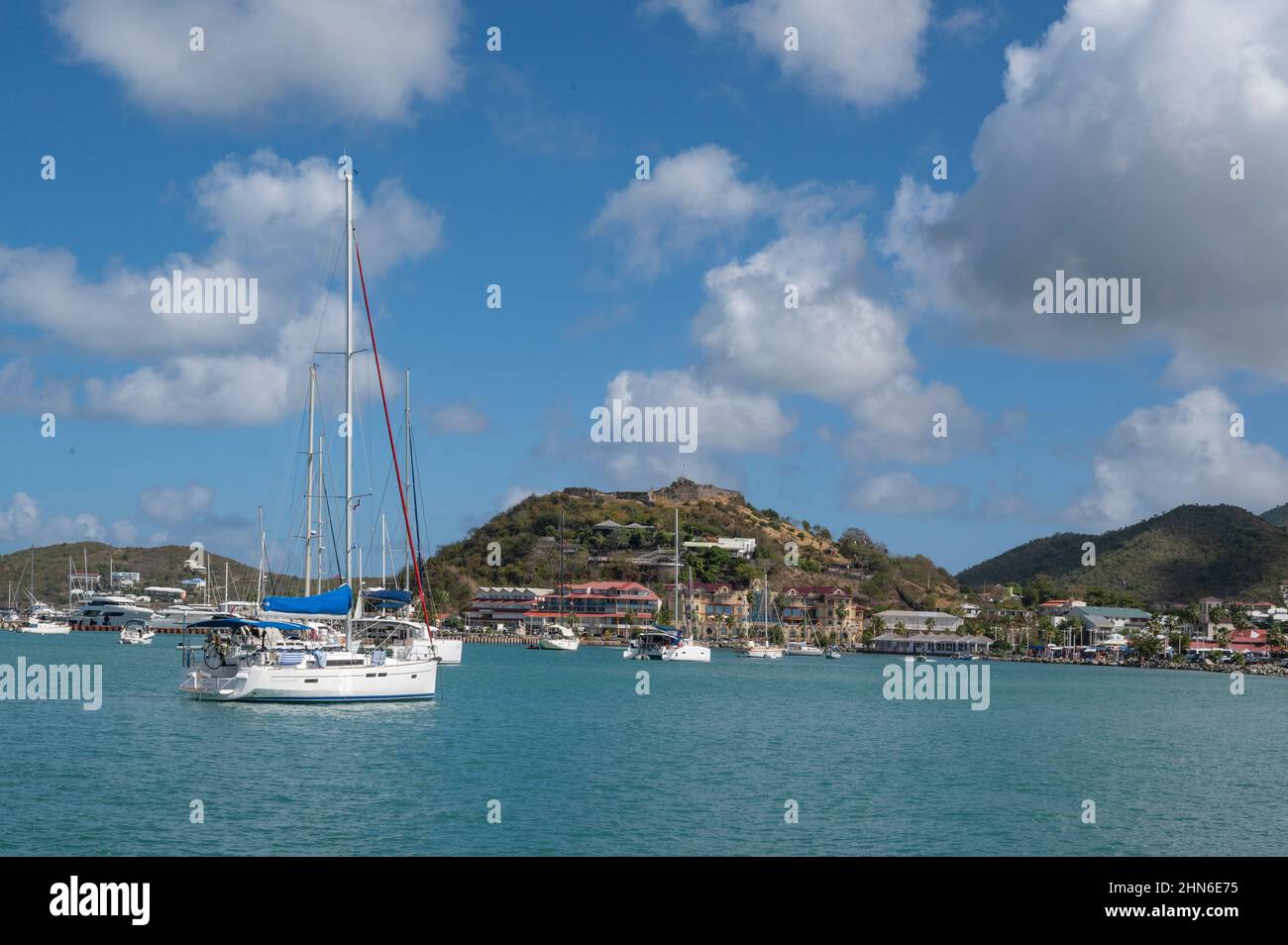 Die Marina von Marigot, Hauptstadt des französischen Teils von Saint-Martin / Sint Maarten Stockfoto