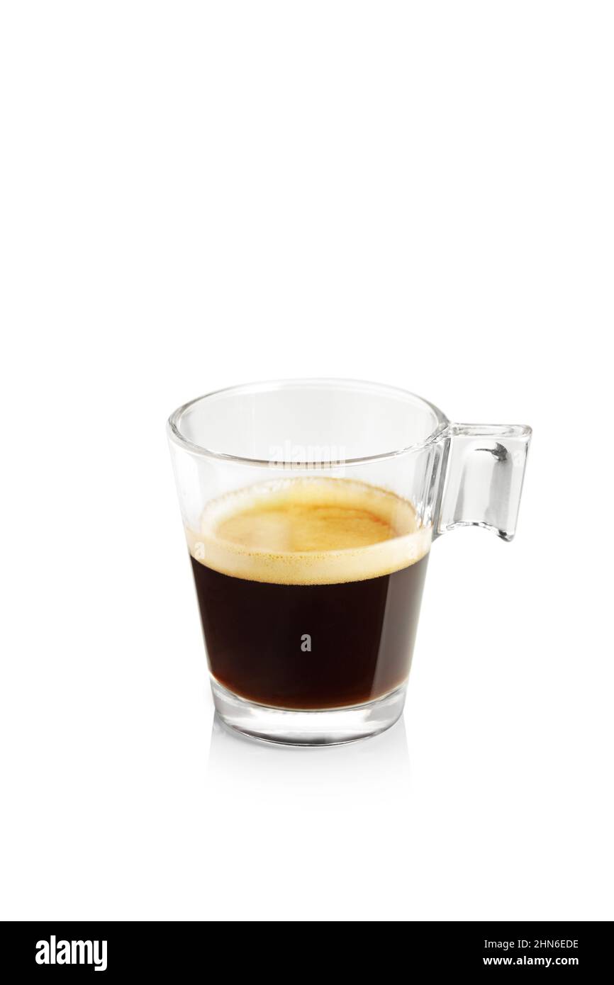 Espresso-Kaffee in einer Glastasse isoliert auf weißem Hintergrund Stockfoto