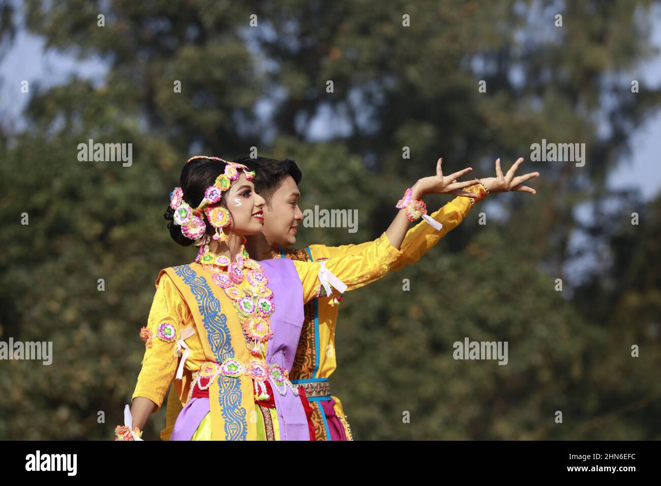 Dhaka, Bangladesch. 14th. Februar 2022. Künstler aus Bangladesch tanzen zur Feier der Pahela Falgun (erster Frühlingstag) in Dhaka, Bangladesch, 14. Februar 2022. In Bangladesch ist Pahela Falgun mit bunten Feierlichkeiten gekennzeichnet und traditionell tragen Frauen gelbe Saris und Männer Panjabi, um diesen Tag zu feiern. Die Feier von Pahela Falgun ist als Bosonto Utsob bekannt. (Foto von Suvra Kanti das/Sipa USA) Quelle: SIPA USA/Alamy Live News Stockfoto