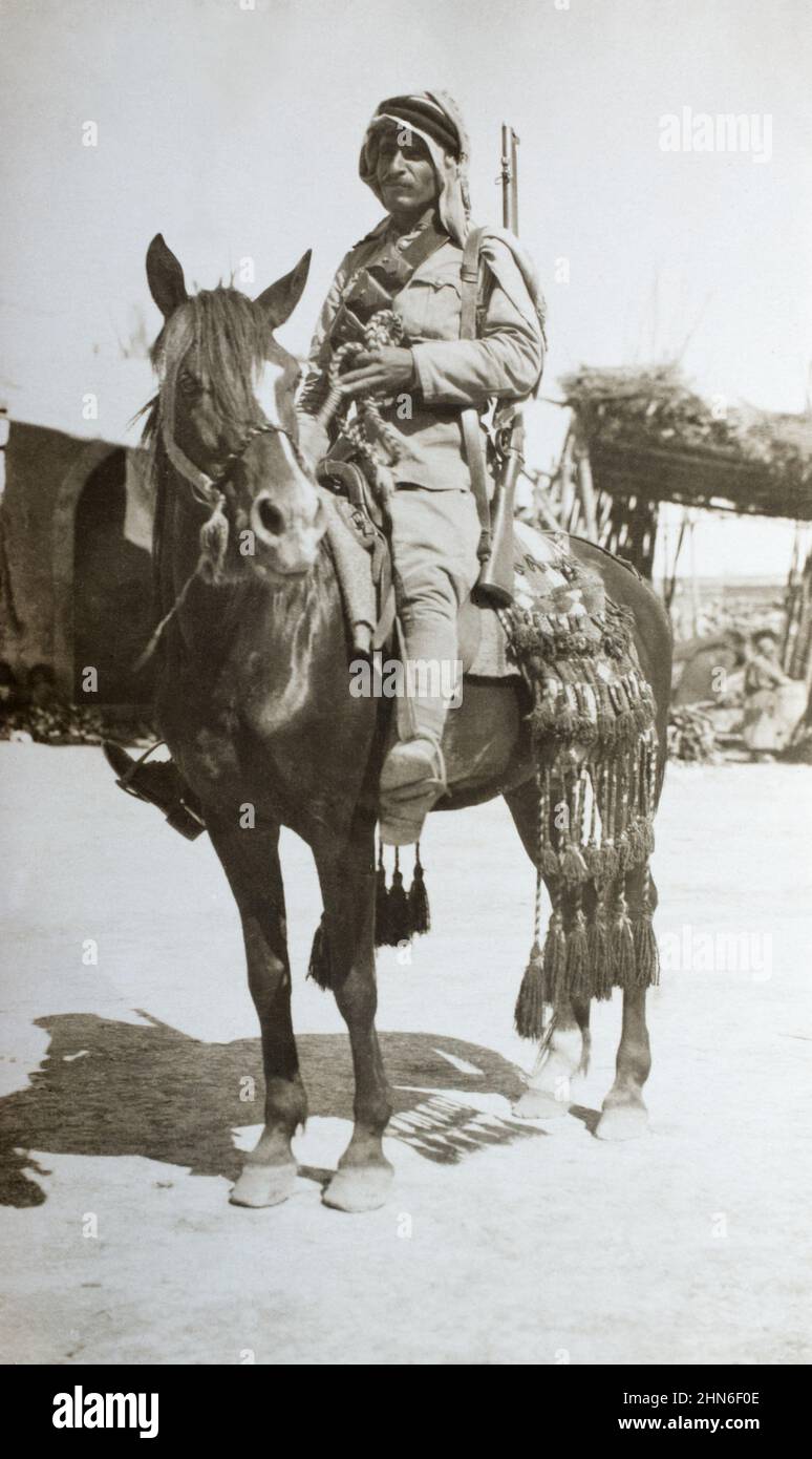 Ein historisches Bild eines irakischen berittenen Polizisten im Jahr 1930, während der Mandatory Iraq Ära, als er unter der Kontrolle des Britischen Imperium war. Stockfoto