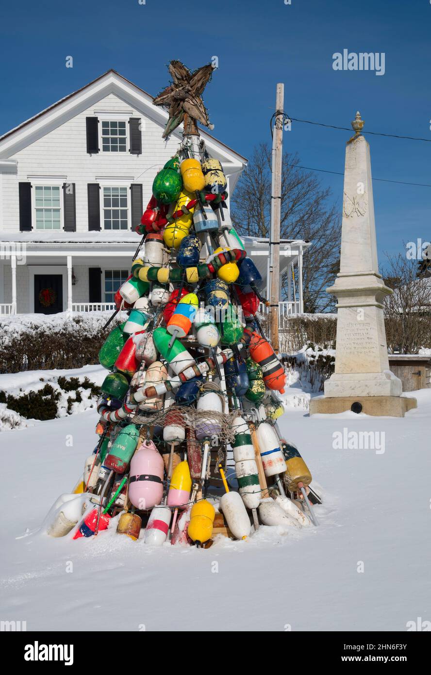 Ein Weihnachtsbaum aus Hummerbojen in Chatham, Massachusetts, USA Stockfoto