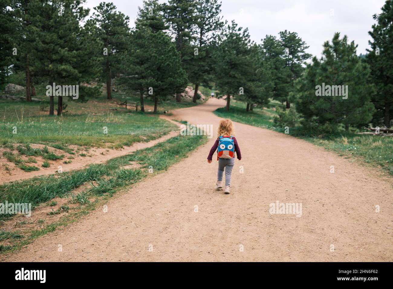 Mädchen wandern mit einem Rucksack im Mount Falcon Park Stockfoto