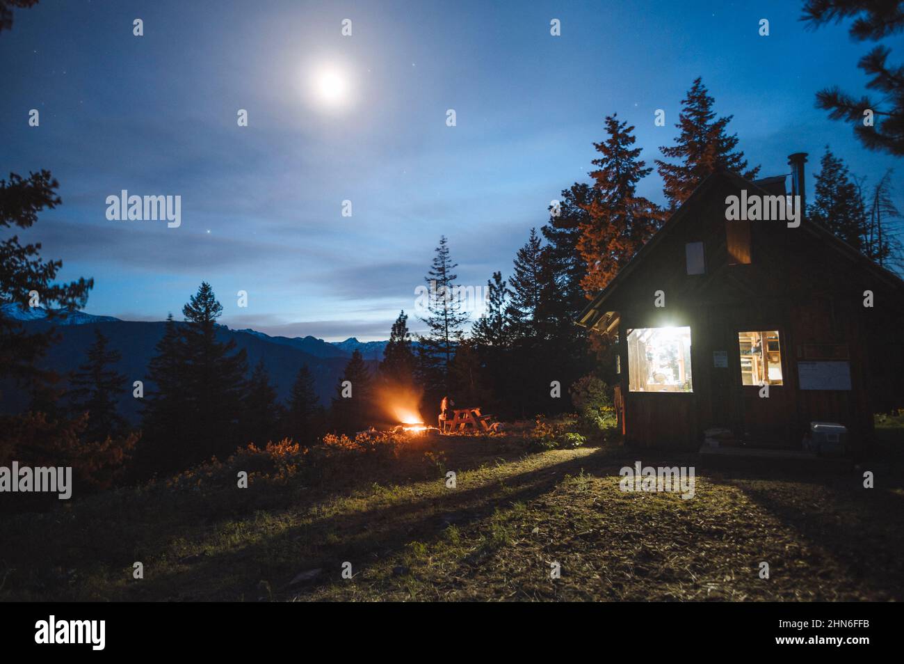 Sitzen am Lagerfeuer in einer Hütte in den Bergen Stockfoto