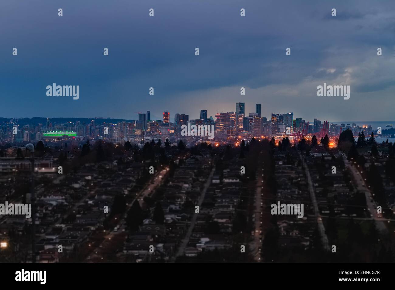 Die Stadt Vancouver BC in der Ferne beleuchtet von Stadtlichtern Gebäude Stadionhimmel scapers Stockfoto