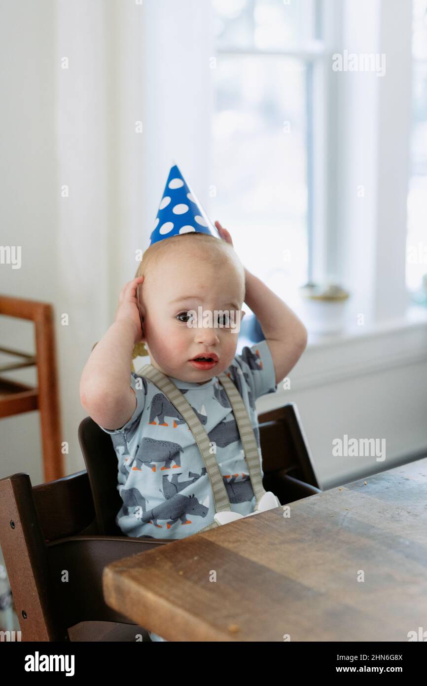 Verwechselt einen einjährigen mit Partyhut an seinem Geburtstag Stockfoto