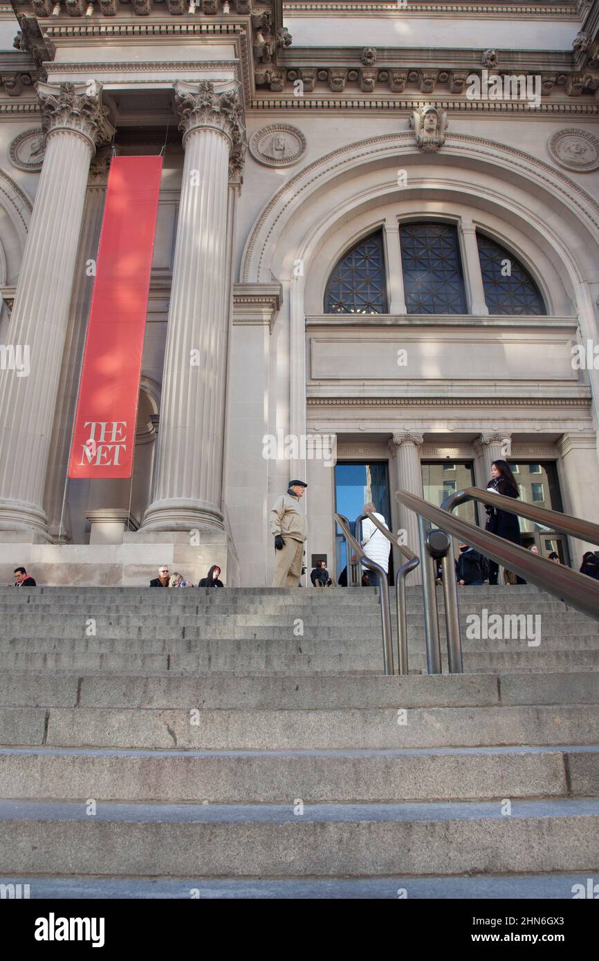 Niedriger Blick auf den Vordereingang des Met Museums, NYC, NY, USA Stockfoto