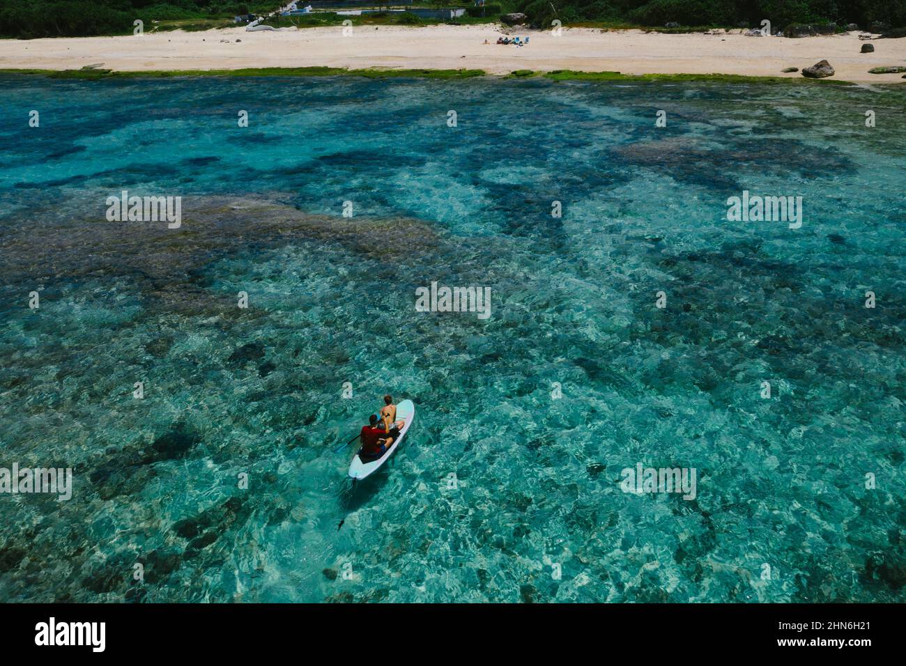 Die Brüder Standup paddeln über Korallenriffe Stockfoto