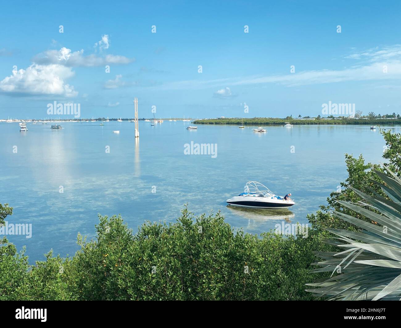 Das Boot ankerte an einem sonnigen Tag im blauen Key West Wasser Stockfoto