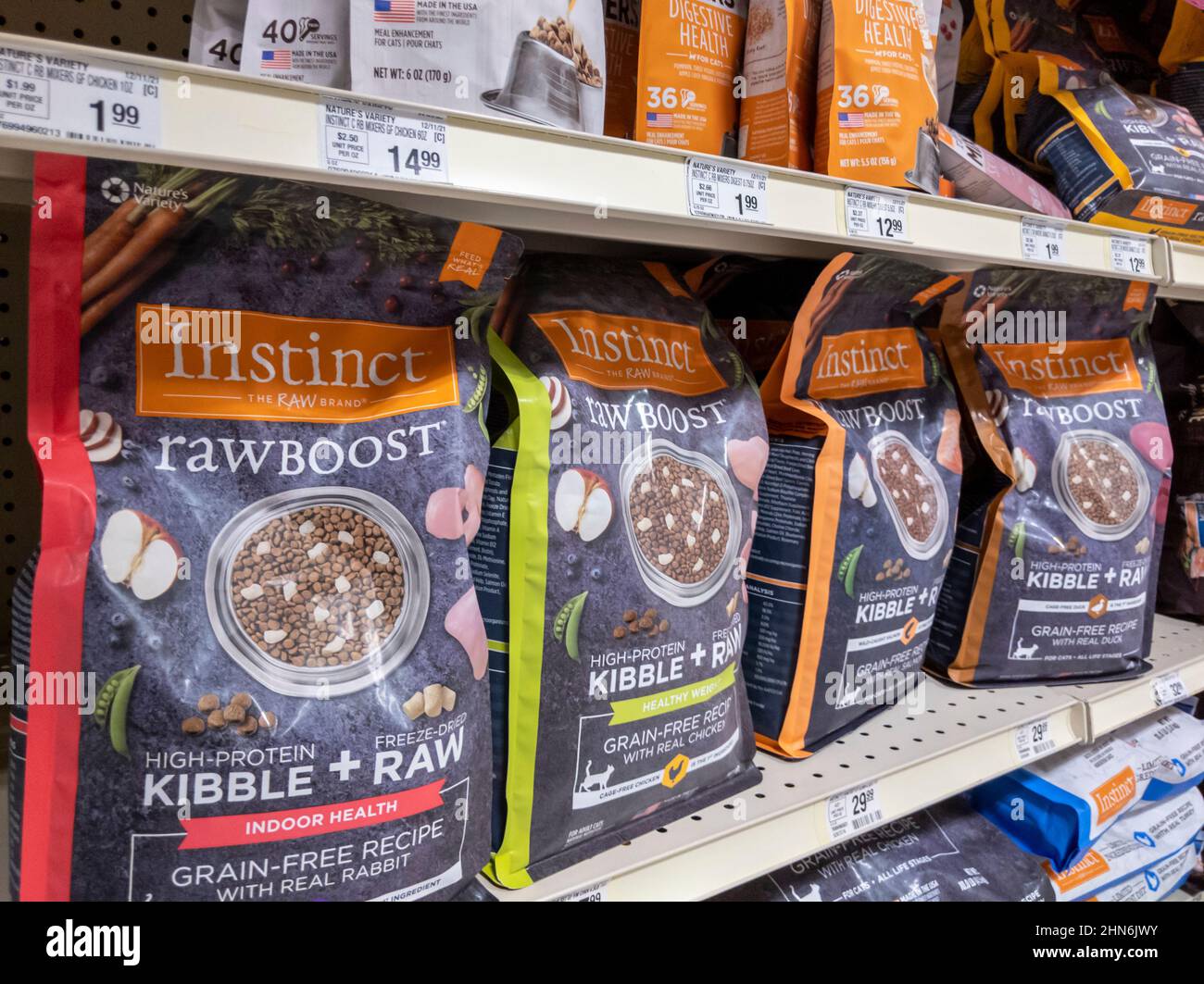 Woodinville, WA USA - ca. Februar 2022: Schräg, selektiver Fokus von Katzenfutter der Marke Instinct in einem Petsmart-Laden. Stockfoto
