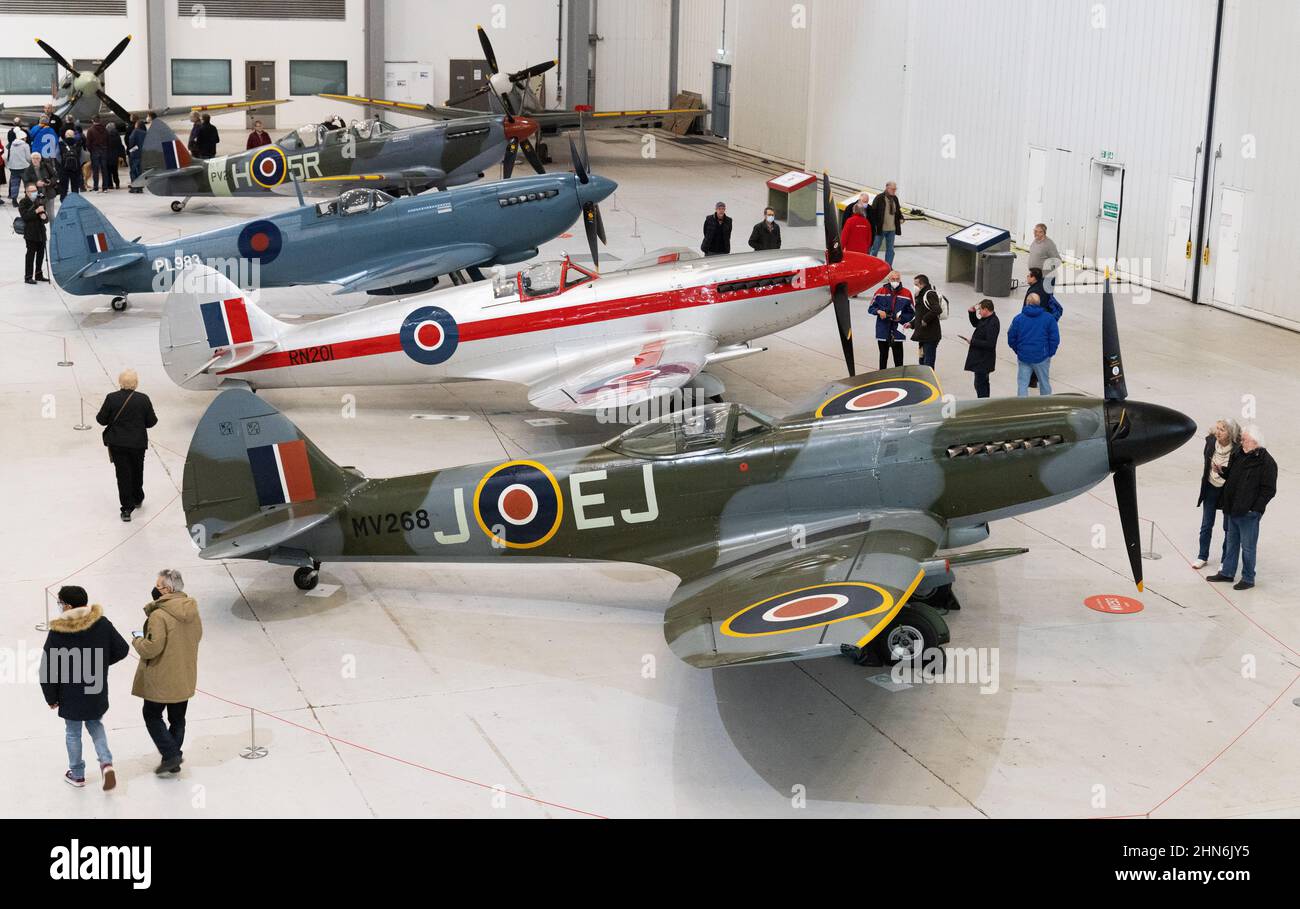 IWM Duxford Imperial war Museum - Menschen, die spitfire-Kampfflugzeuge in einem Hangar betrachten, Duxford Air Museum, Cambridgeshire England Großbritannien Stockfoto