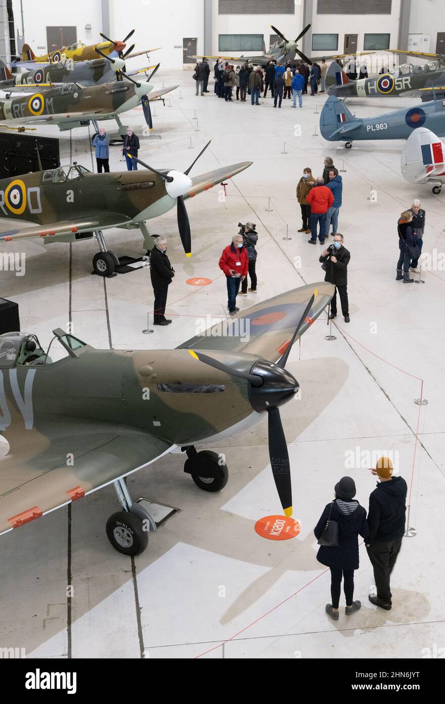 Imperial war Museum Duxford - Besucher der Ausstellung spitfire Planes aus dem Weltkrieg 2 in einem Hangar, Duxford IWM, Duxford UK Stockfoto