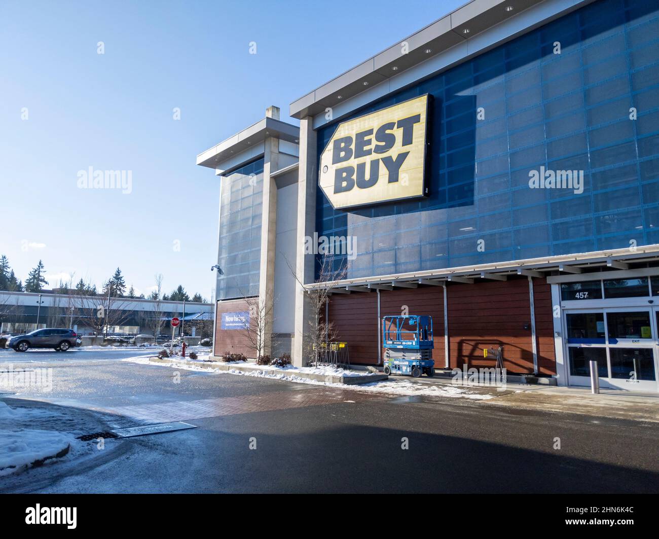 Bellevue, WA USA - ca. Dezember 2021: Blick auf die Außenfassade eines Best Buy Elektronikladens in der Innenstadt an einem sonnigen Tag. Stockfoto