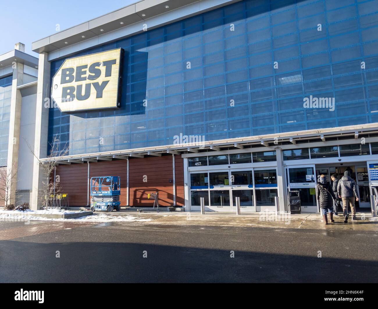 Bellevue, WA USA - ca. Dezember 2021: Blick auf die Außenfassade eines Best Buy Elektronikladens in der Innenstadt an einem sonnigen Tag Stockfoto