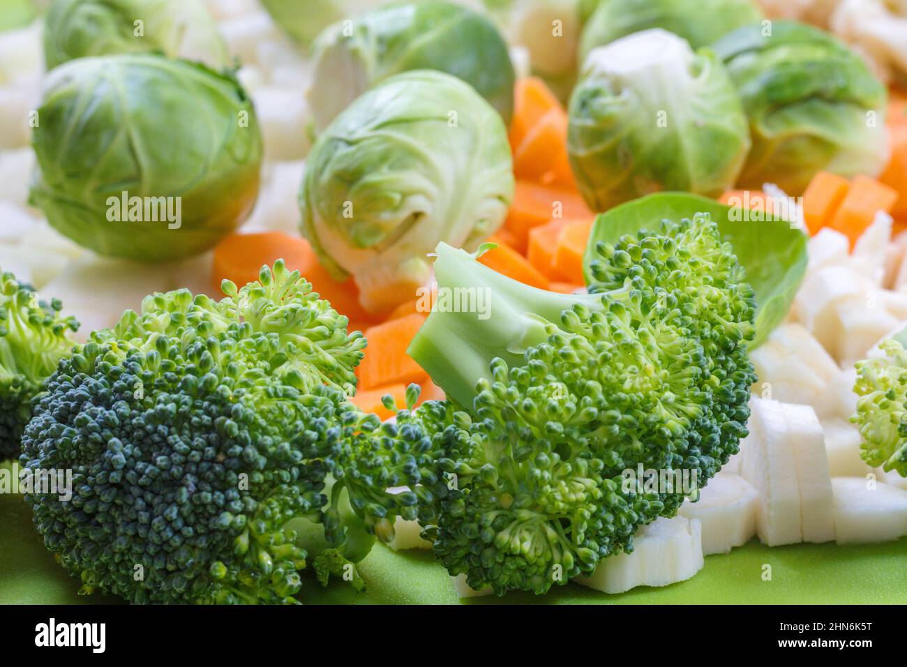 Frisches Gemüse für eine Suppe oder einen Salat zubereitet. Stockfoto