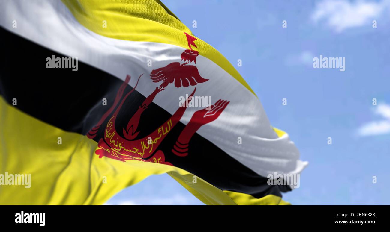 Detail der Nationalflagge von Brunei, die an einem klaren Tag im Wind winkt. Demokratie und Politik. Patriotismus. Selektiver Fokus. Südostasiatisches Land Stockfoto
