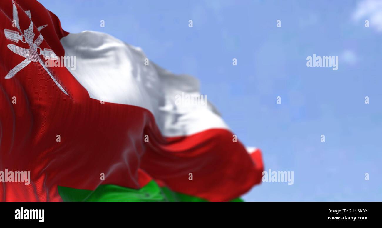 Detail der Nationalflagge des Oman, die an einem klaren Tag im Wind winkt. Demokratie und Politik. Patriotismus. Selektiver Fokus. Westasiatisches Land. Stockfoto