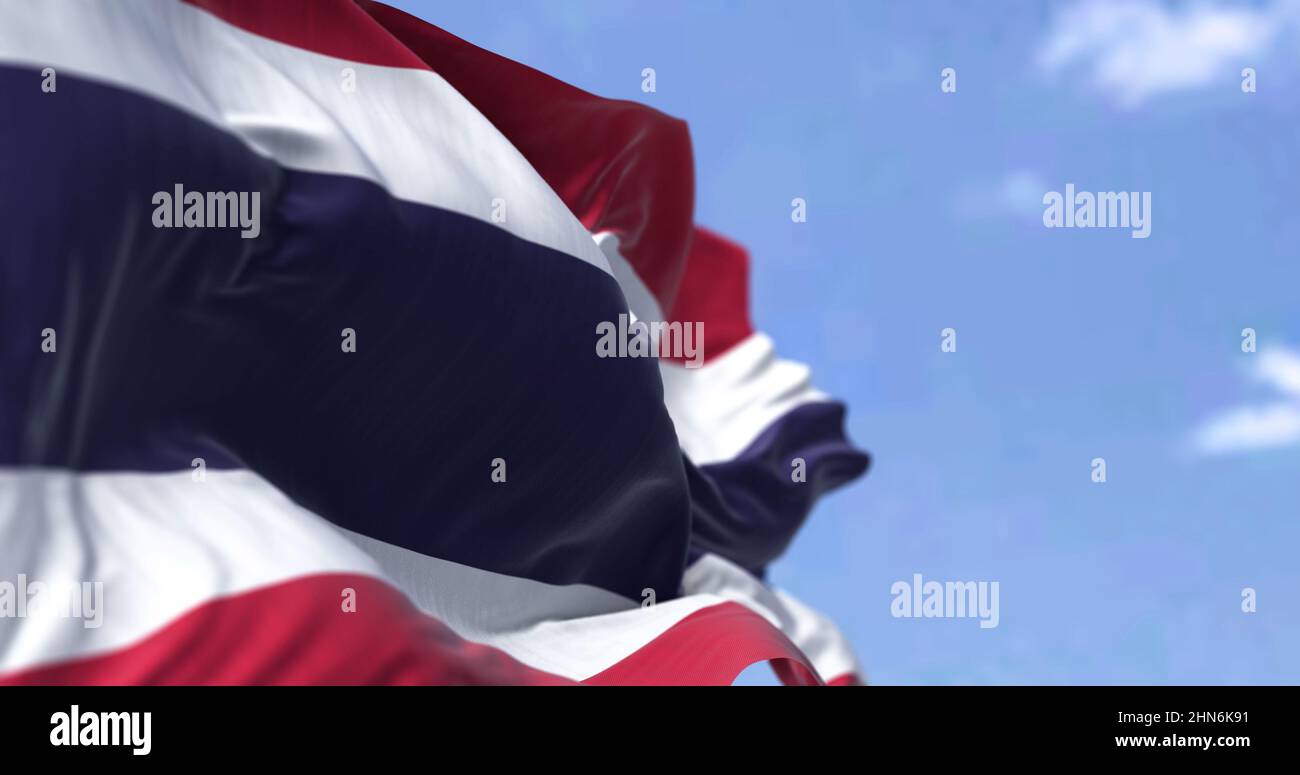 Detail der Nationalflagge Thailands, die an einem klaren Tag im Wind winkt. Demokratie und Politik. Patriotismus. Selektiver Fokus. Südostasiatische Zählung Stockfoto