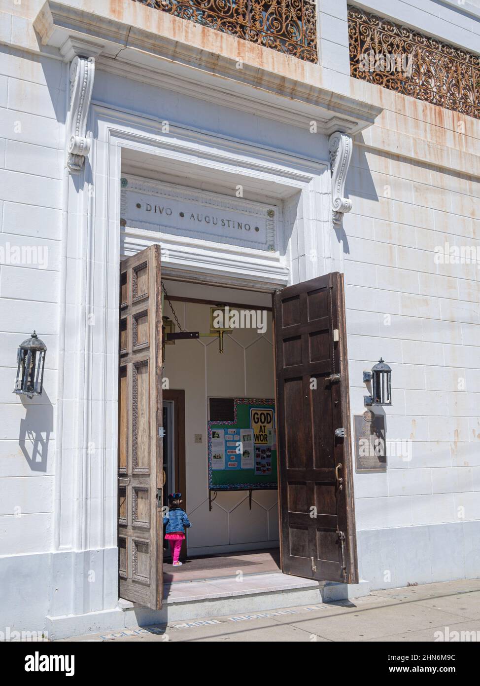 NEW ORLEANS, LA - 19. MÄRZ 2014: Eingangstüren und Vorraum zur St. Augustine Catholic Church in Treme Neighborhood Stockfoto