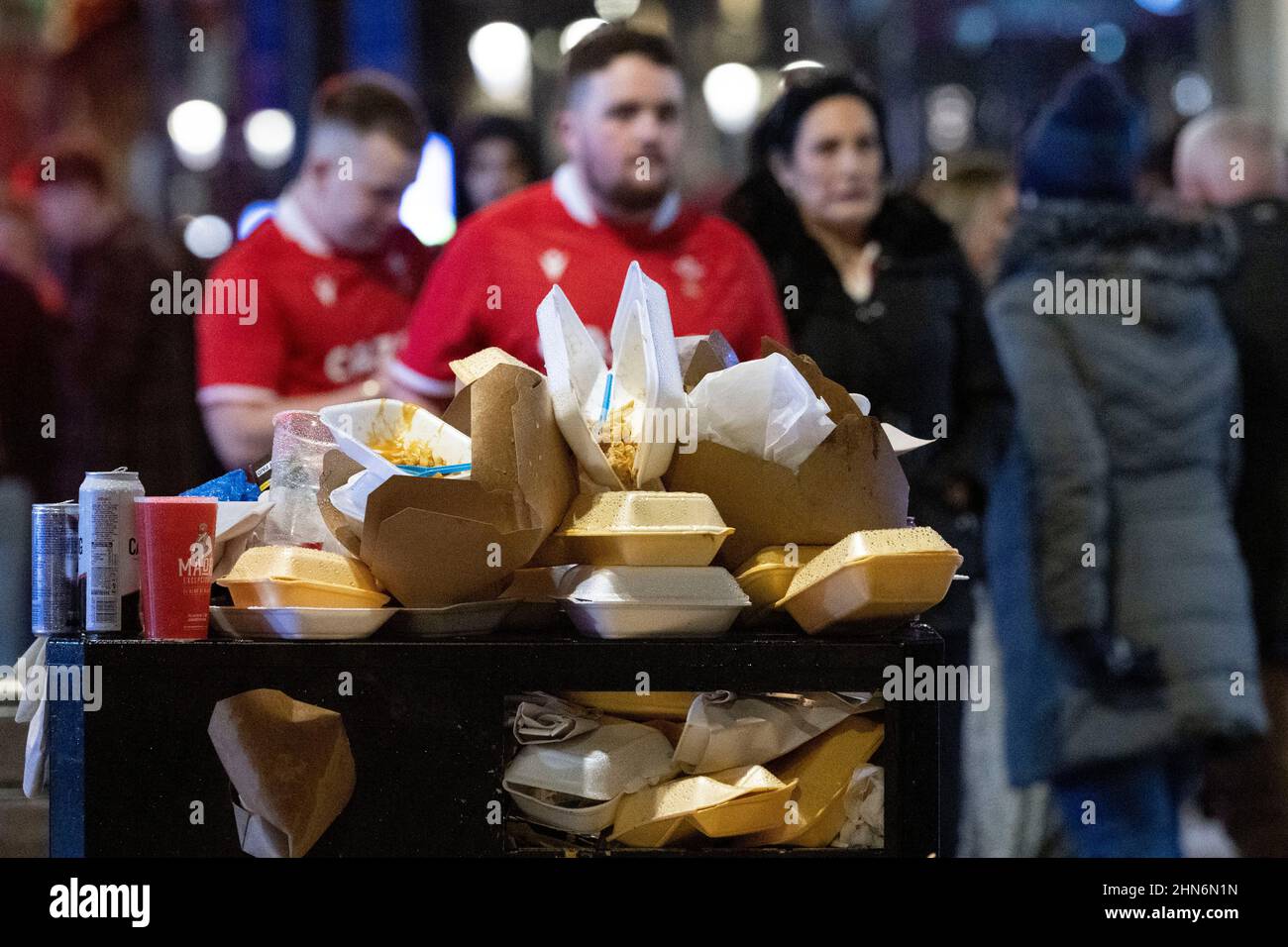 Nach dem Rugby-Spiel von Wales gegen Schottland stapelte sich eine Mülltonne mit Müll. Stockfoto