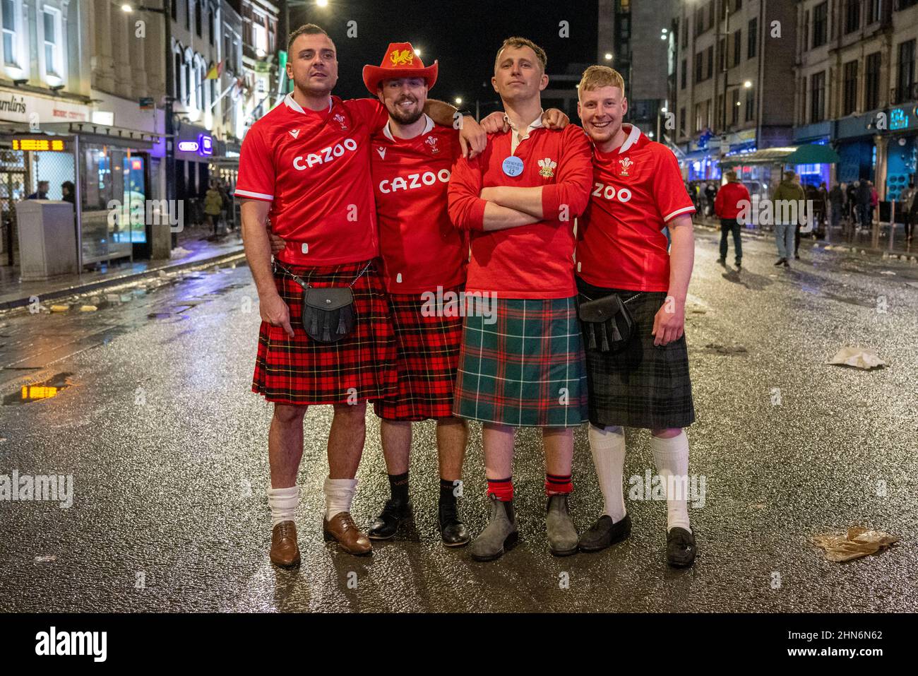 Fans von Wales posieren für ein Foto nach dem Rugby-Spiel von Wales gegen Schottland. Stockfoto