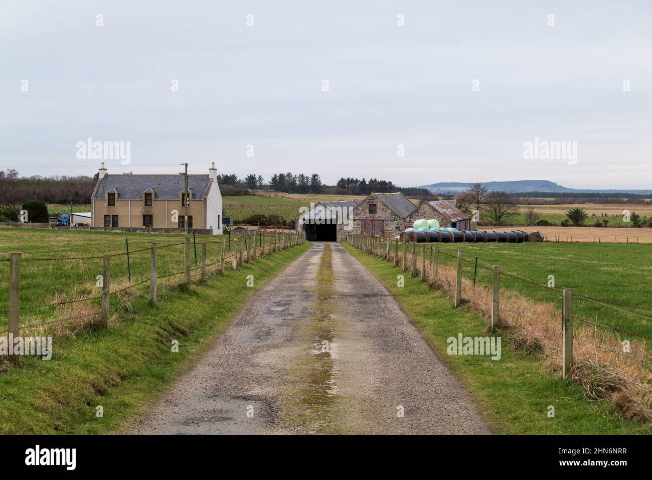 PORTGORDON,MORAY,SCHOTTLAND - 13. FEBRUAR 2022: Dies ist die Straße, die zu einem Bauernhaus und seinen Nebengebäuden in Portgordon, Moray, Schottland führt. Stockfoto