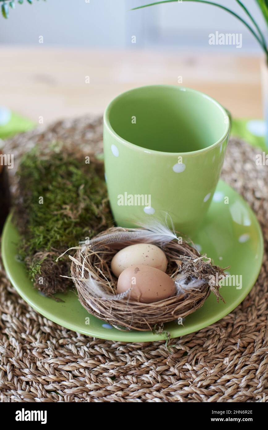 Dekorationen in der Küche für die Osterferien mit Eiern im Nest. Stockfoto