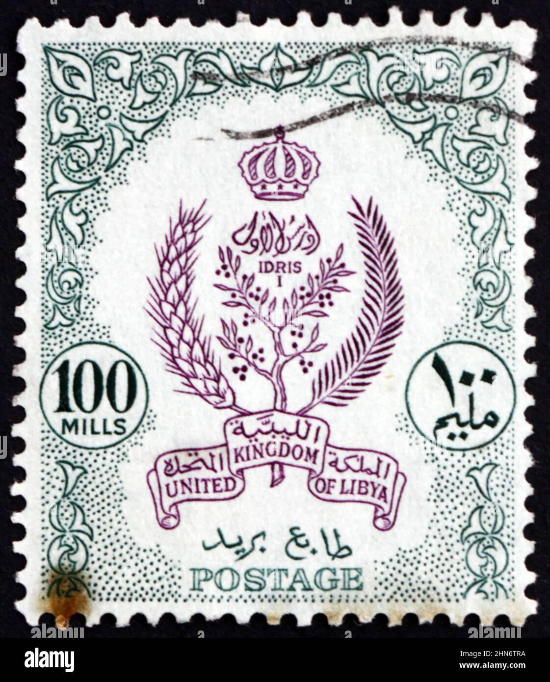 LIBYEN - UM 1955: Eine in Libyen gedruckte Marke zeigt Embleme von Tripolitania, Cyrenaica und Fezzan mit Königlicher Krone, um 1955 Stockfoto