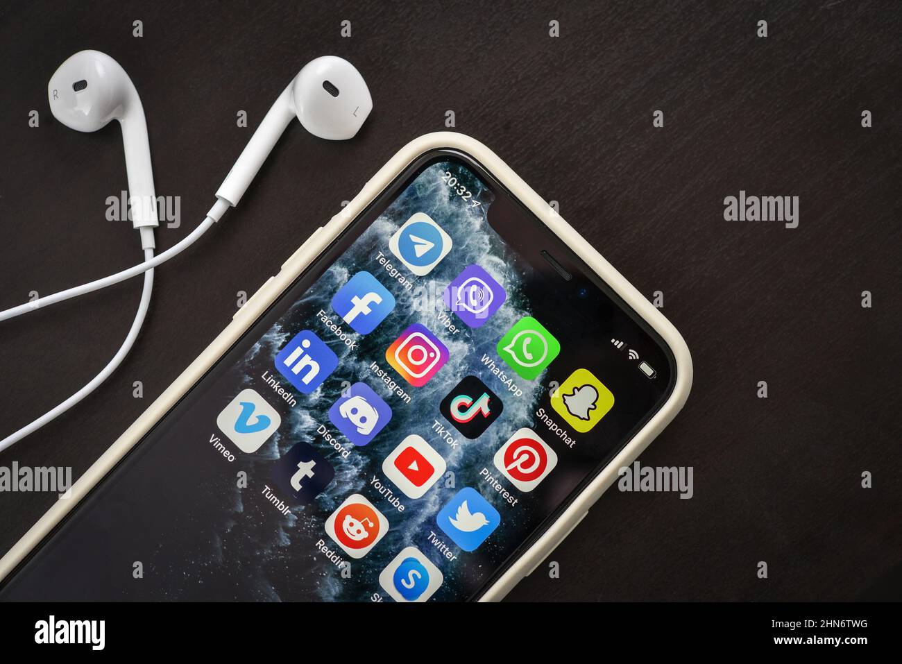 KIEW, UKRAINE - 21. DEZEMBER 2020: Social-Media-Symbole auf dem Bildschirm des iPhone 11 Pro. Soziale Medien sind das beliebteste Kommunikationsmittel, um infor zu teilen Stockfoto