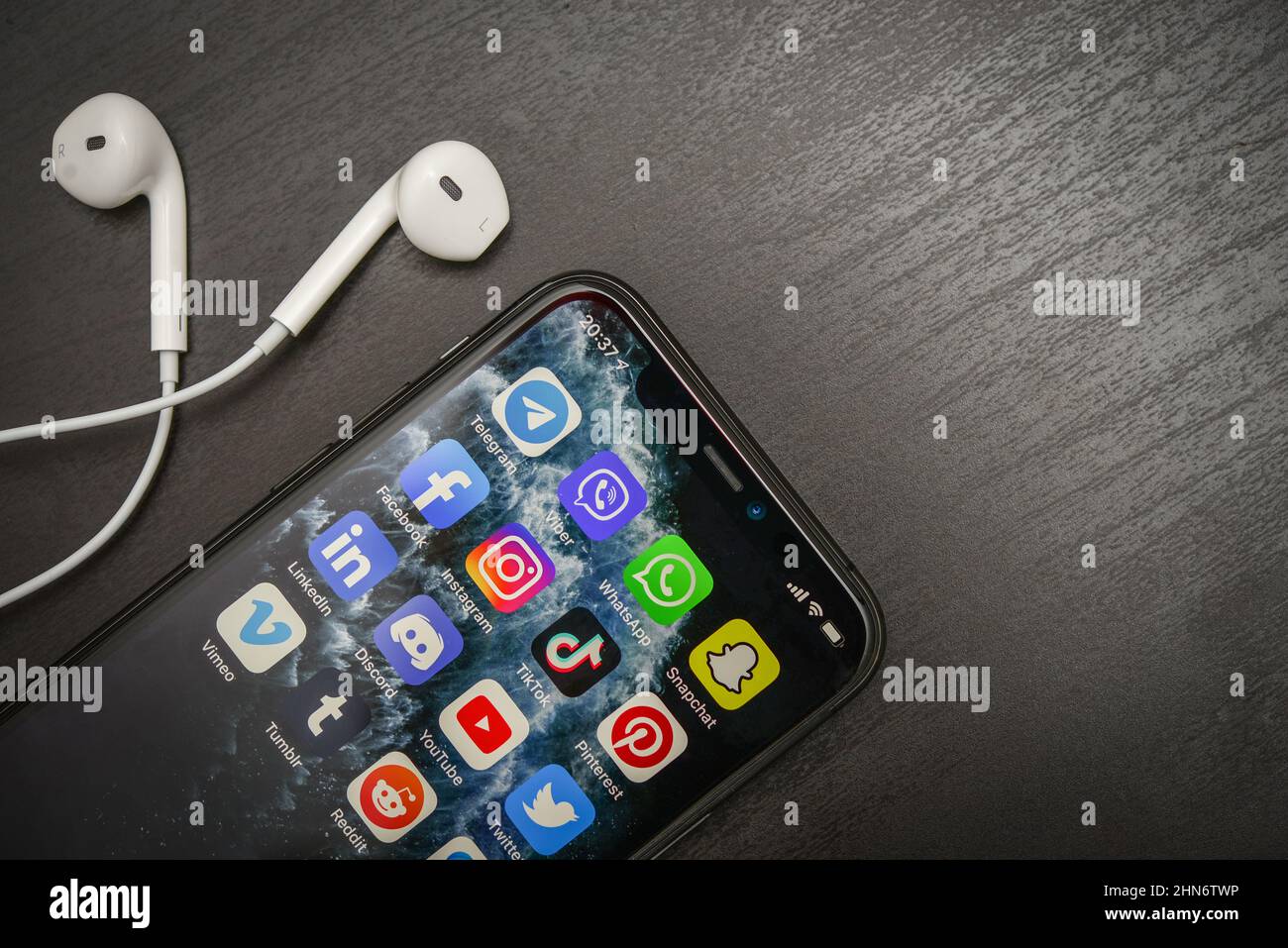 KIEW, UKRAINE - 21. DEZEMBER 2020: Social-Media-Symbole auf dem Bildschirm des iPhone 11 Pro. Soziale Medien sind das beliebteste Kommunikationsmittel, um infor zu teilen Stockfoto