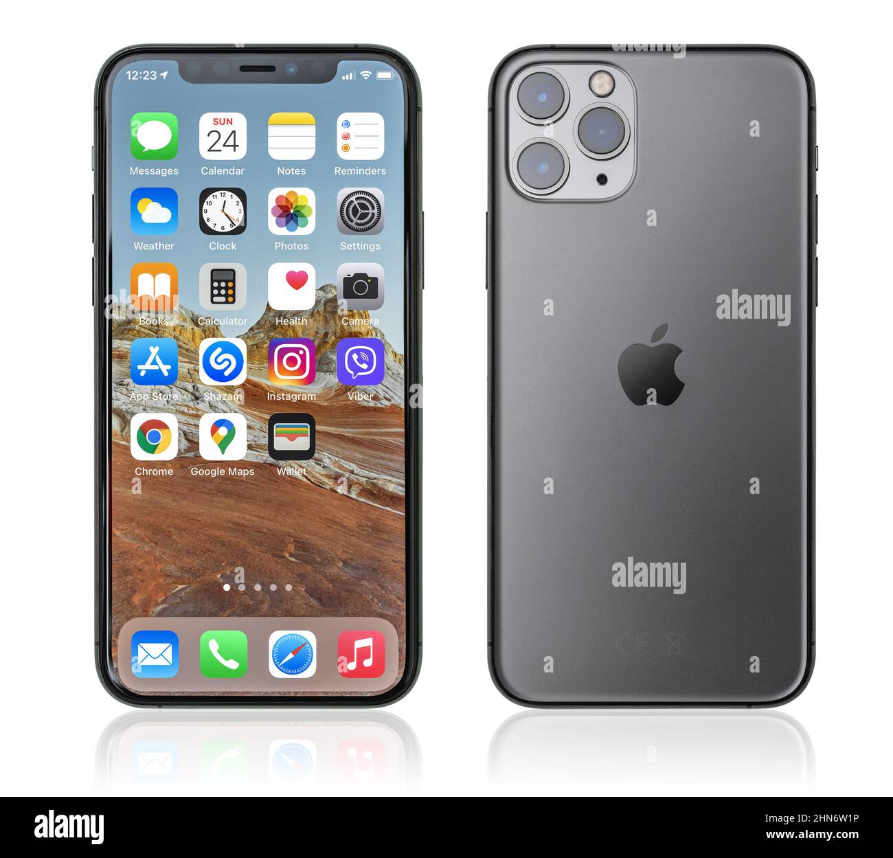 KIEW, UKRAINE - 24. JANUAR 2021: Vorder- und Rückansicht des neuen Apple iPhone 11 Pro Space Gray Smartphone isoliert auf weißem Hintergrund mit Clipping Pat Stockfoto