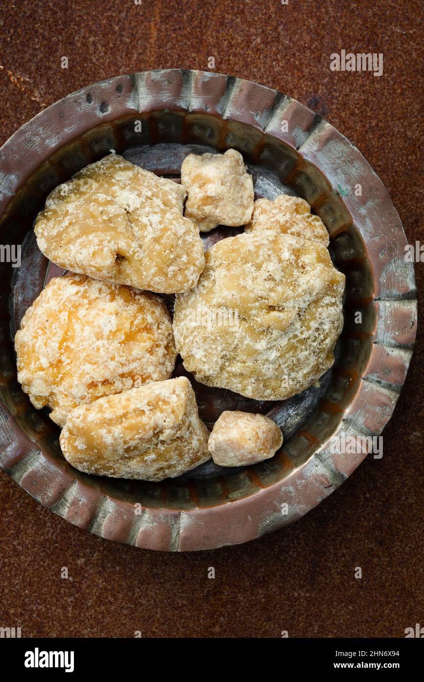 Feste Blöcke von unraffiniertem Zucker Jaggery Goor Stockfoto