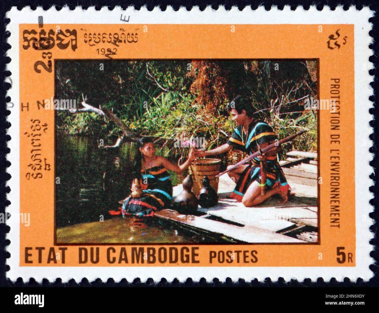 KAMBODSCHA - UM 1992: Eine in Kambodscha gedruckte Marke zeigt Frauen, die Wassergläser füllen, Umweltschutz, um 1992 Stockfoto