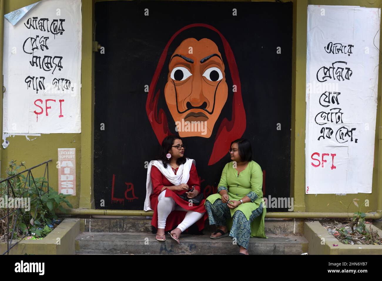 Ein Student der Universität Jadavpur der LGBTIQ-Gemeinschaft hebt eine Regenbogenfahne, während er an einer Kundgebung teilnimmt, um LGBTIQ-Rechte zu fordern und Gewalt gegen sie zu stoppen, anlässlich des Valentinstags. Am 14. Februar 2022 in Kalkutta, Indien. (Foto von Sukhomoy  Sen/ Eyepix Group) Stockfoto