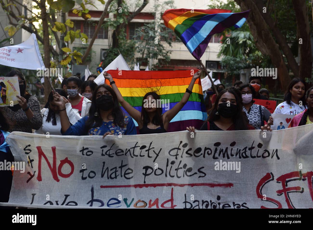 Ein Student der Universität Jadavpur der LGBTIQ-Gemeinschaft hebt eine Regenbogenfahne, während er an einer Kundgebung teilnimmt, um LGBTIQ-Rechte zu fordern und Gewalt gegen sie zu stoppen, anlässlich des Valentinstags. Am 14. Februar 2022 in Kalkutta, Indien. (Foto von Sukhomoy  Sen/ Eyepix Group) Stockfoto