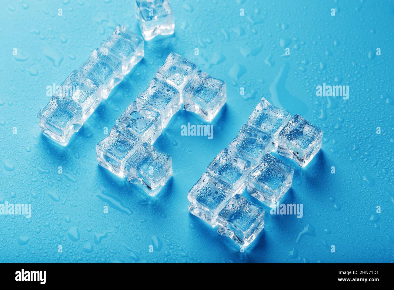 Die Inschrift EIS aus Eiswürfeln auf blauem Hintergrund. Stockfoto