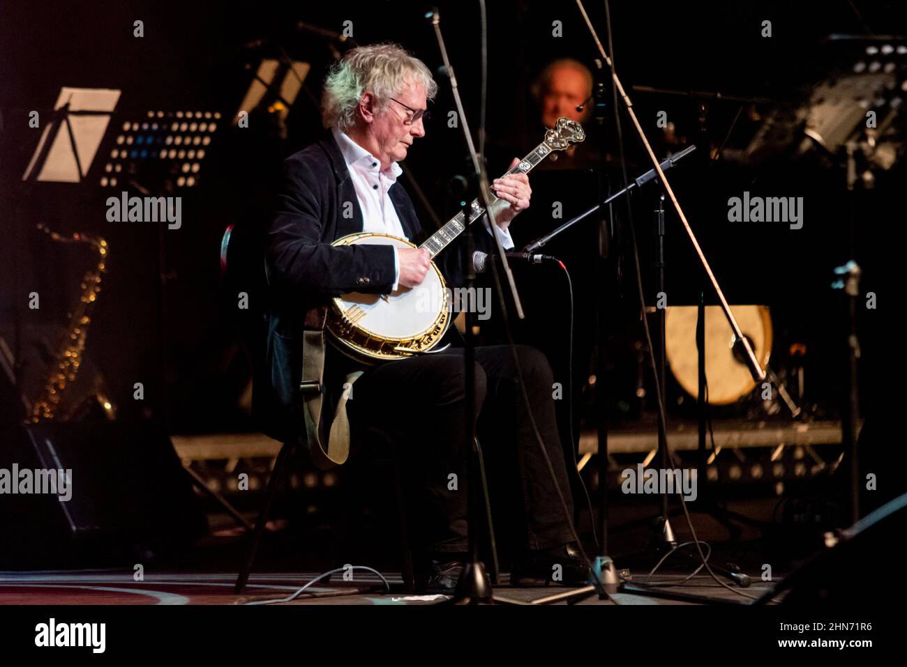 Banjo-Spieler in der Digby Fairweather-Band bei einem Konzert mit dem Titel He Built This City im Cliffs Pavilion, Southend on Sea, Essex, zu Ehren des Parlamentsabgeordneten Sir David Amess Stockfoto