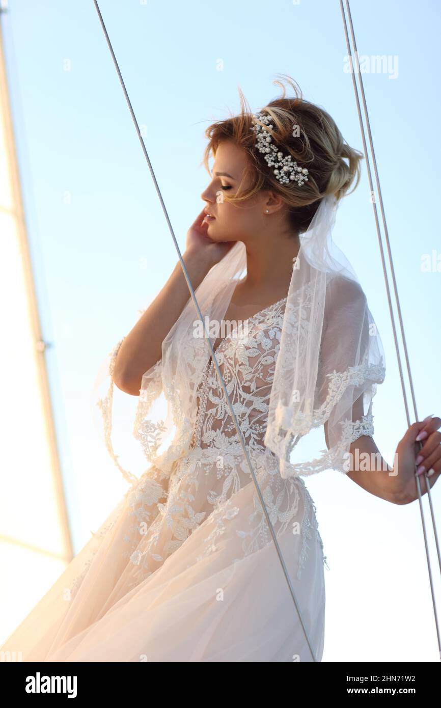 Braut auf einer Segelyacht vor dem Hintergrund eines blauen Himmels Stockfoto