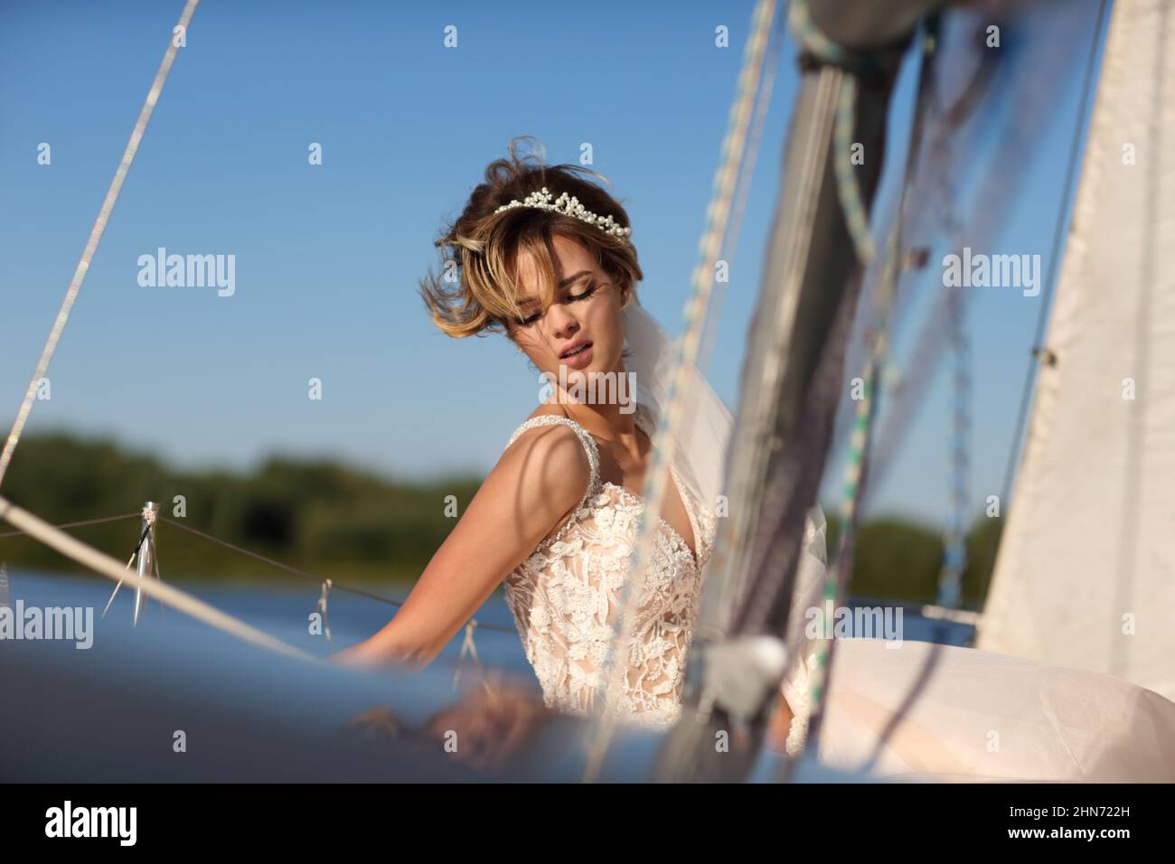 Braut auf einer Segelyacht Stockfoto