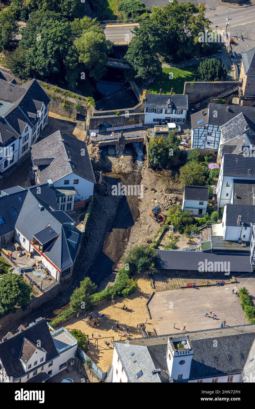 Luftaufnahme, überflutetes Gebiet der historischen Altstadt mit zerstörtem Erftufer nach Erftflut in Bad Münstereifel, Ahrflut, Ahrtal, Stockfoto