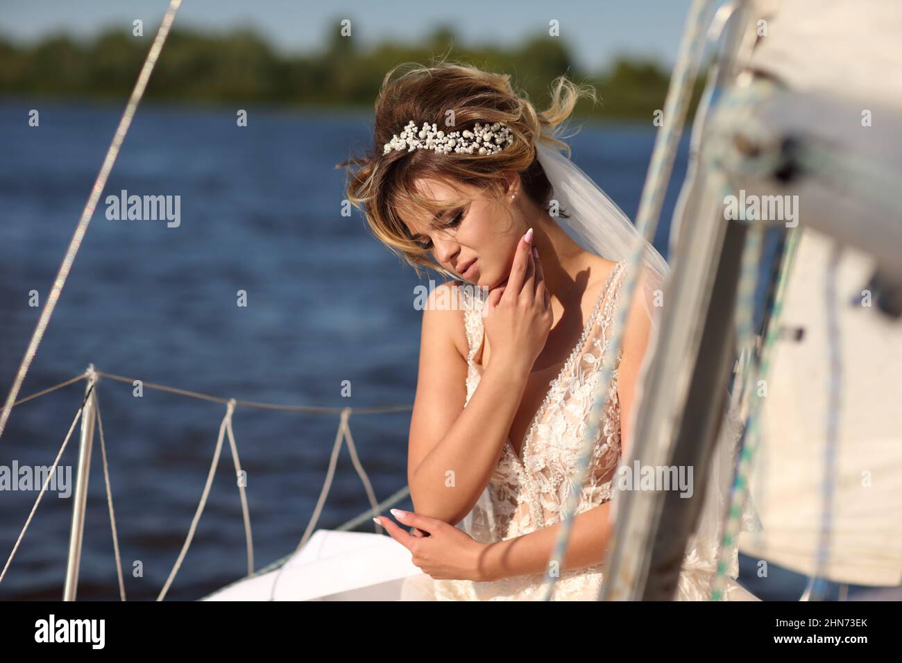 Braut auf einer Segelyacht Stockfoto