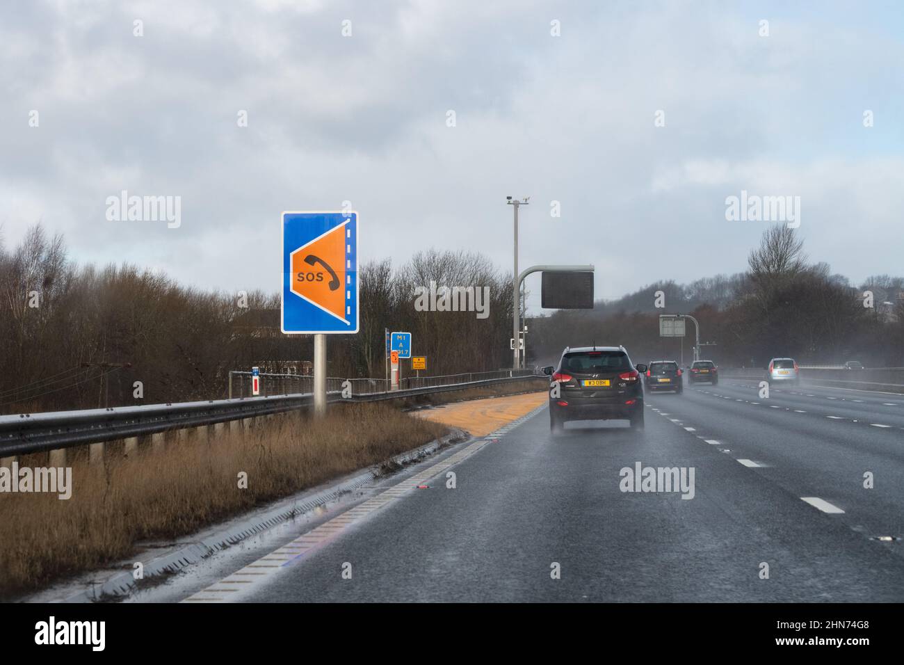 Smart Autobahn Notrefugium und sos-Telefon auf der Autobahn M1 ohne harte Schulter zwischen den Kreuzungen 39 und 40 in Richtung Norden - England, Großbritannien Stockfoto