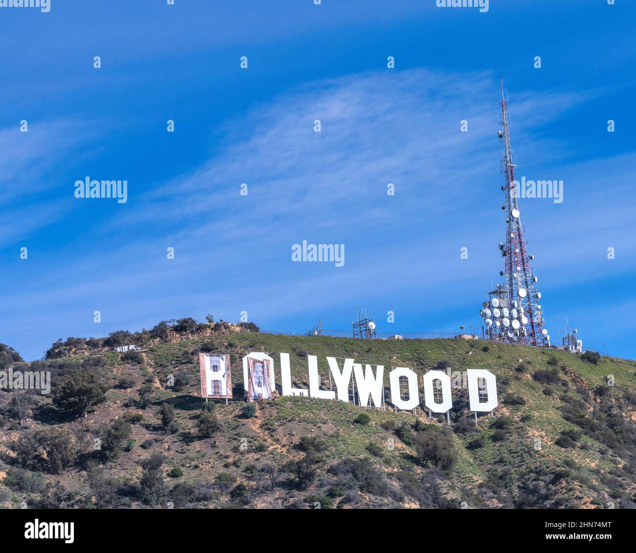 Los Angeles, CA, USA - 14. Februar 2022: Crews ändern die Buchstaben des legendären Hollywood-Zeichens, um ‘Rams House’ zu lesen, nachdem die LA Rams den Super Bowl gewonnen HABEN Stockfoto