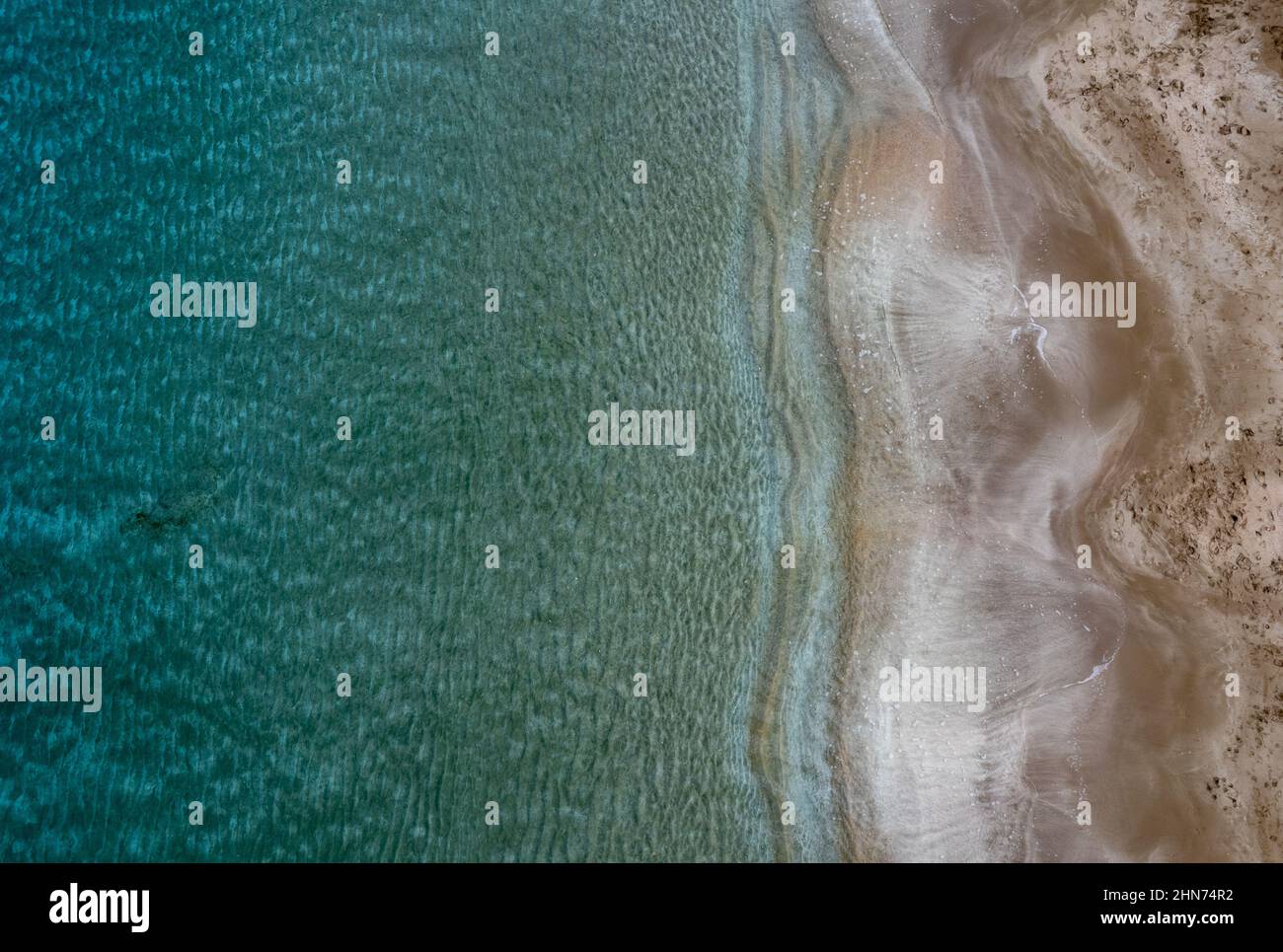 Luftaufnahme Drohne von leeren tropischen Sandstrand mit goldenem Sand. Seascape Hintergrund Stockfoto