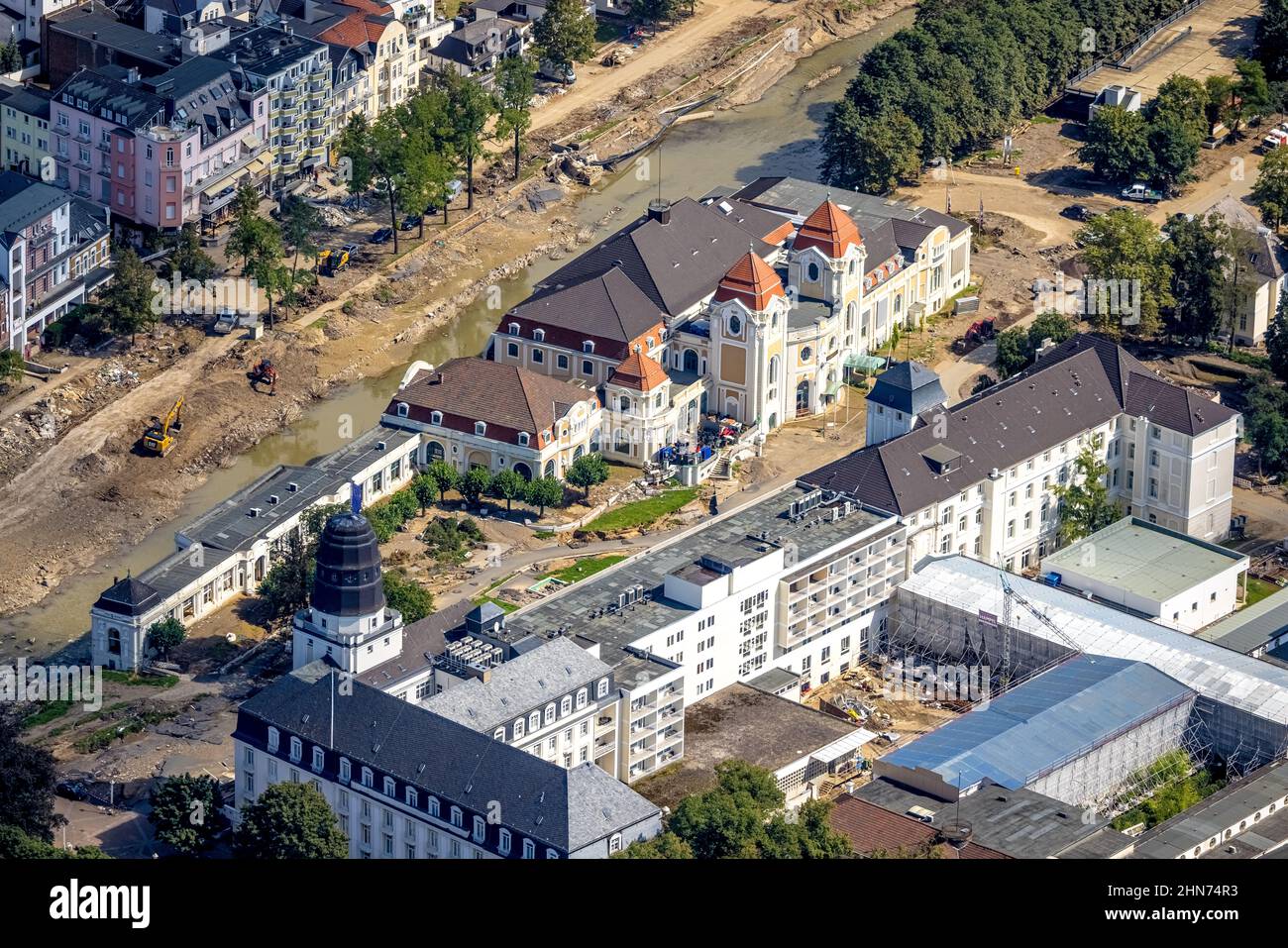 Luftaufnahme, überflutetes Gebiet an der Ahr mit Kurhaus Bad Neuenahr und Steigenberger Hotel mit zerstörtem Ahrufer in Bad Neuenahr, Bad Stockfoto